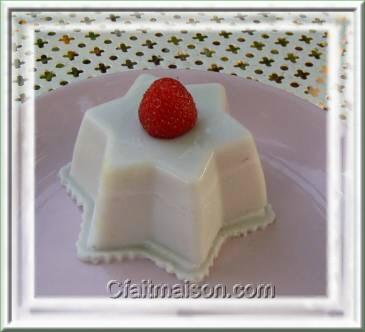 Dessert de coco glifi dmoul surmont d'une fraise