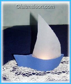 Photophore en forme de bateau avec voile en papier calque et bougie allume