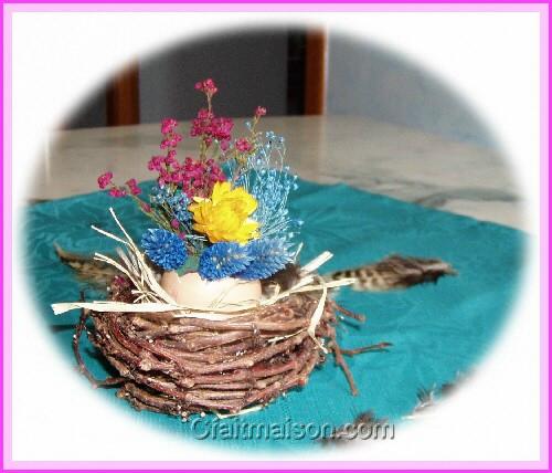 Faux petit nid en vigne vierge avec un uf dcor de fleurs sches.