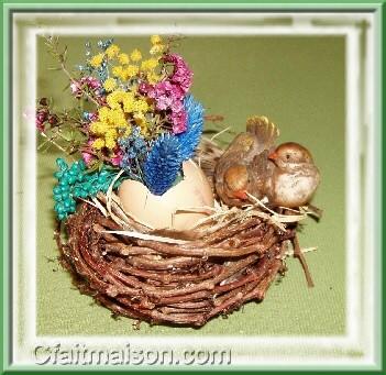 Coquille d'uf avec des petites fleurs sches et oiseaux dans un nid fait maison avec des tiges de vigne vierge.