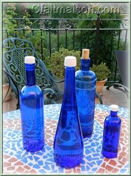 Bouteilles d'eau de couleur bleue pour eau solarise.