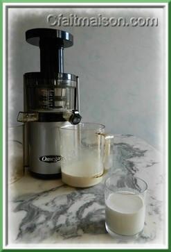 Verre de lait cru de noix de cajou fabriqu avec l'extracteur Hurom Omega VSJ.