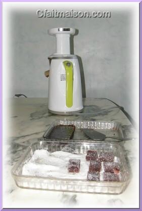 ptes de fruits (figues) avec un extracteur de jus vertical.
