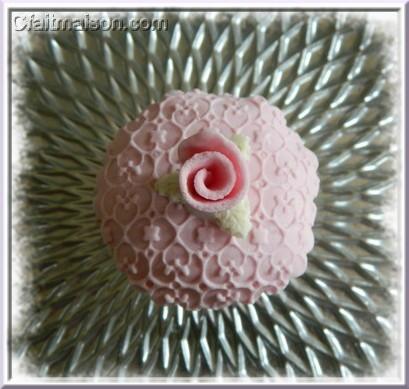 Cupcake recouvert de pte  sucre en relief.