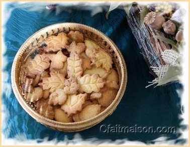 Biscuits sabls raliss avec des emporte-pice en forme de feuilles.