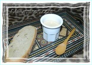 Kfir de lait filtr et mis en petit pot individuel, aromatis au caf avec un peu de caf instantan en poudre.