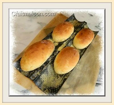 Petits pains cuits au four dans gouttire  baguettes.