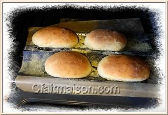 Petits pains cuits au four dans gouttire  baguettes.