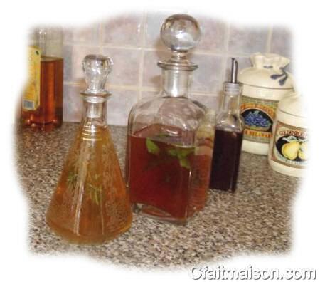 Vinaigres aromatis : herbes de Provence (flacon de gauche) et menthe (bouteille de droite)